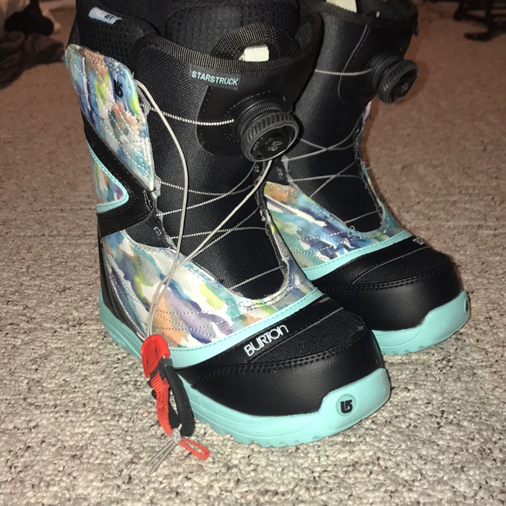 Snowboard boots
